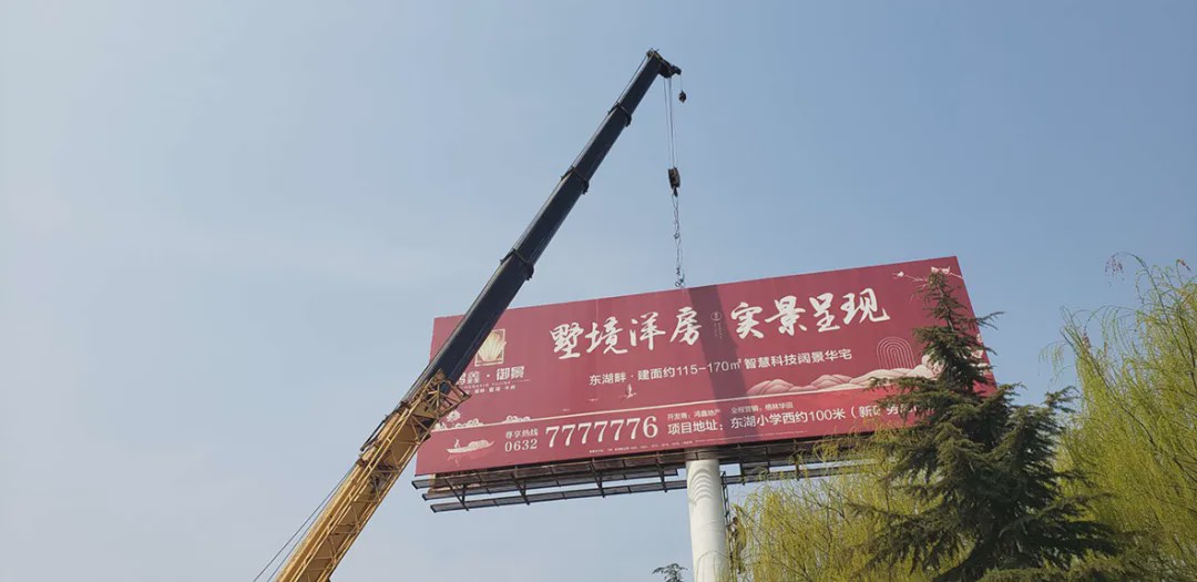 咸阳福银高速单立柱广告塔制作公司 专业广告制作服务提供商